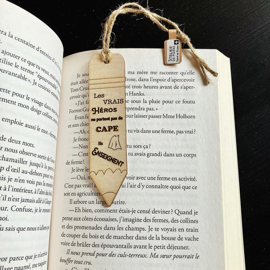 Marque-page en bois « Les vrais héros ne portent pas de cape, ils enseignent »