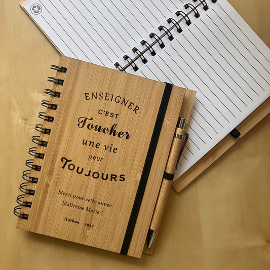 📒 Cahier en bambou – Enseigner, c’est toucher une vie pour toujours