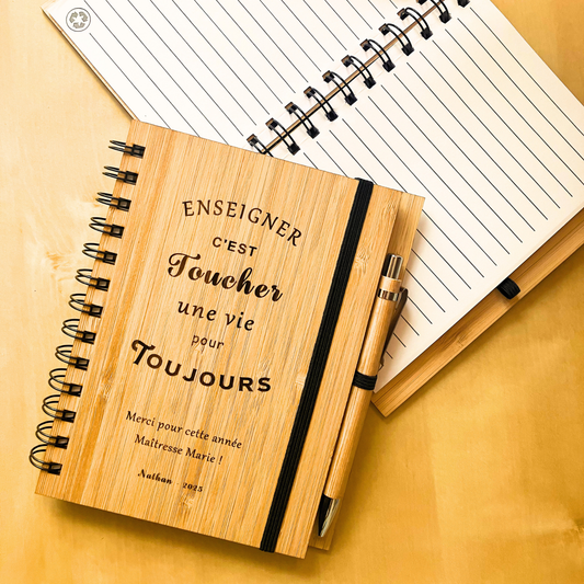 📒 Cahier en bambou – Enseigner, c’est toucher une vie pour toujours