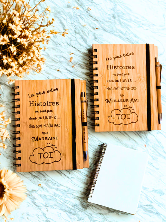 Cahier et stylo gravés : “Les plus belles histoires ne sont pas dans les livres. Elles sont écrites avec un(e) ___ comme toi !”