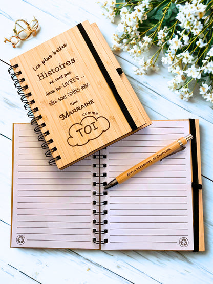 Cahier et stylo gravés : “Les plus belles histoires ne sont pas dans les livres. Elles sont écrites avec un(e) ___ comme toi !”